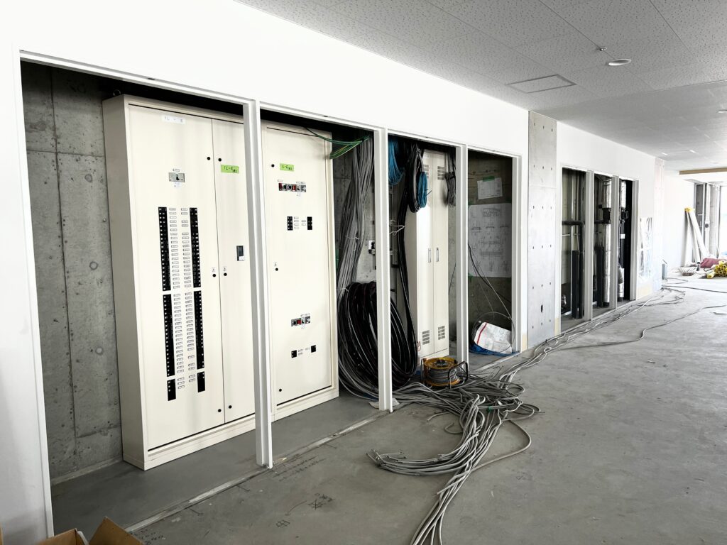未来の電力が、空高く舞う。『配電盤』の高所設置も私たちにお任せください! | 株式会社 秀電社